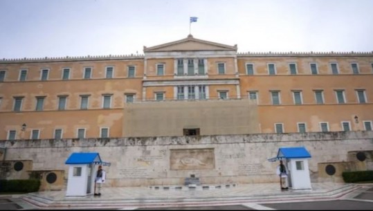 Alarm në Greqi, studentja tenton të hyjë brenda Parlamentit grek me thikë! I gjendet kanabis të fshehura në çantë