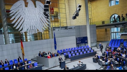 Gjermania miraton ligjin për azilkërkuesit dhe bashkimet familjare, lehtësohen procedurat për qëndrim të përhershëm