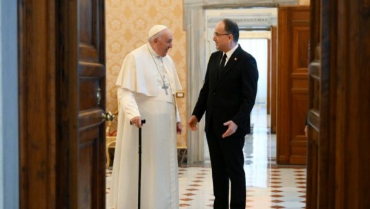 Presidenti Begaj pritet në audiencë nga Papa Françesku në Vatikan, bisedojnë për integrimin europian të Shqipërisë dhe paqen në rajon