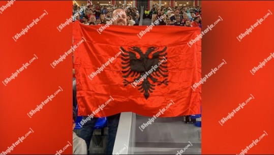 FOTOLAJM/ Korrespondenti i Report Tv në Katar fut në stadium flamurin kuqezi në sfidën Serbi-Zvicër