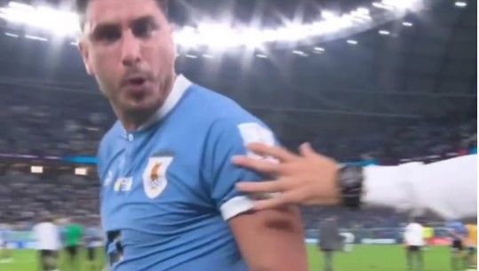 Mbrojtësi i Uruguait 'shpërthen' ndaj FIFA-s: Janë një tufë hajdutësh (VIDEO)