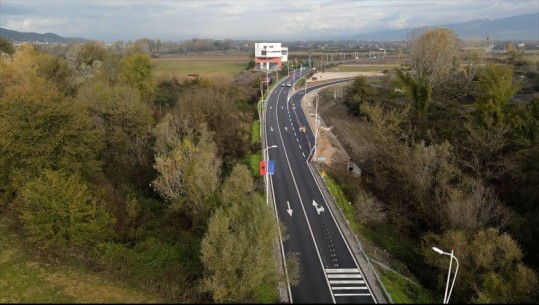 FOTO/ Hapet rruga e re drejt aeroportit të Rinasit, do të lehtësojë trafikun e krijuar gjatë sezonit të verës