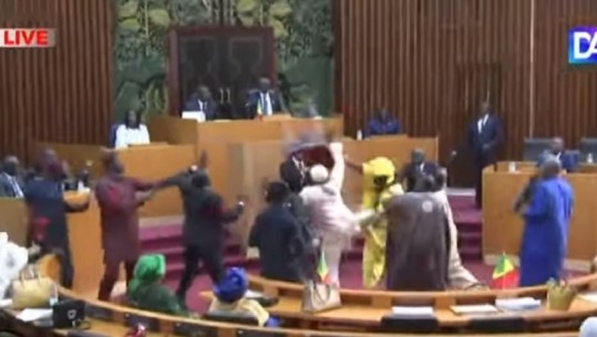 VIDEO/ Plas në parlamentin e Senegalit! Deputeti godet kolegen me shuplakë, ajo ia kthen me karrige