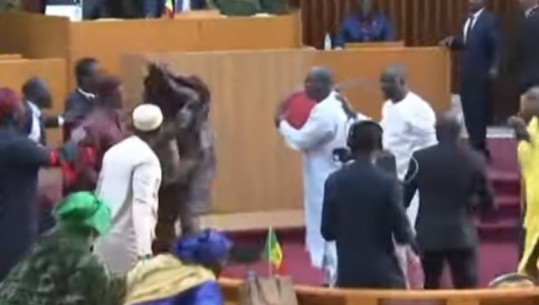  Plas në parlamentin e Senegalit! Deputeti godet kolegen me shuplakë, ajo ia kthen me karrige