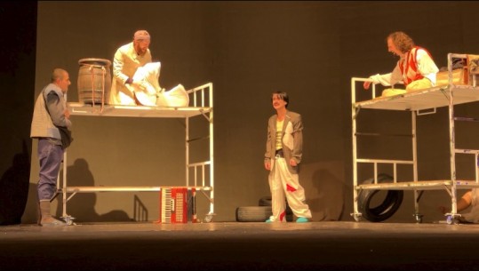 Vepra satirike ‘Koloneli zog’ e bullgarit Bojçev në skenën e teatrit të Durrësit! Doktori që viziton ‘të marrët’ dhe përfundon në çmendi