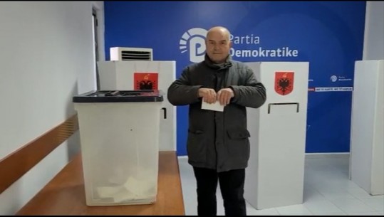 Primaret në Elbasan, procesi i votimit për 7 bashki! Dorëhiqen 2 kandidatë: I hapim rrugë bashkimit të PD