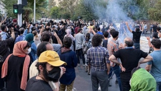 Iran/ Mbi 200 persona janë vrarë gjatë protestave