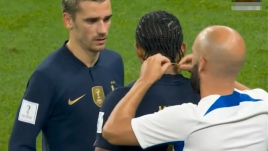 VIDEO/ Çudira në Kupën e Botës, mbrojtësi i Francës luan me varëse për 41 minuta! Arbitri ndal lojën