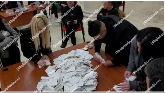 Balotazh në Fier, asnjë prej kandidatëve nuk siguron 50% të votave në 'Primare', ja fituesit në Patos dhe Mallakastër