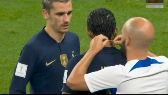Çudira në Kupën e Botës, mbrojtësi i Francës luan me varëse për 41 minuta! Arbitri ndal lojën