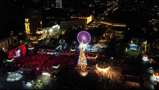 VIDEO/ 'Erdhën festat kalamajaaaa'...Ndizen dritat e pemës te sheshi 'Skënderbej'