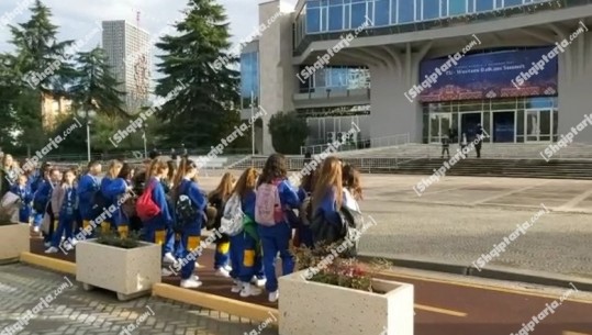VIDEOLAJM/ Nxënësit e shkollave para Pallatit të Kongreseve, në pritje për të përshëndetur liderët e BE-së