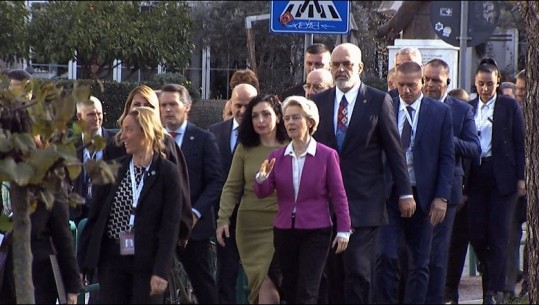 VIDEOLAJM/ Liderët e BE në këmbë në rrugët e Tiranës, zhvendosen nga Pallati i Kongreseve në vendin e Samitit
