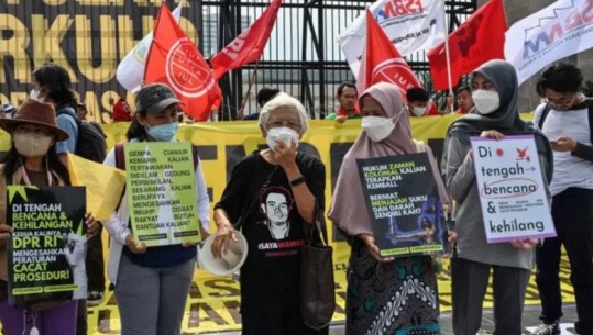 Indonezia miraton kodin penal që ndalon marrëdhëniet seksuale te çiftet e pamartuara: Personat dënohen me 1 vit burg