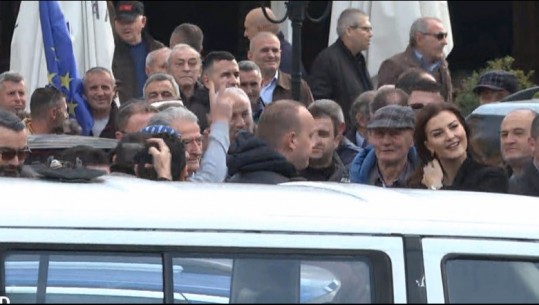 Në prag të nisjes së protestës, Berisha mbërrin në selinë Blu i shoqëruar nga protestuesit: Tirana po zien! Rroftë Shqipëria