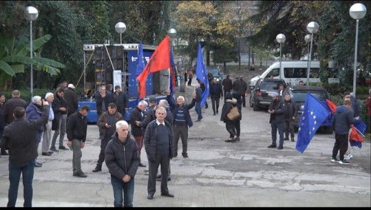 Berisha-Meta në protestë teksa Evropa politike 'zbarkon' në Tiranë! Braktisen nga qytetarët, vetëm disa qindra militantë mblidhen në Bulevard