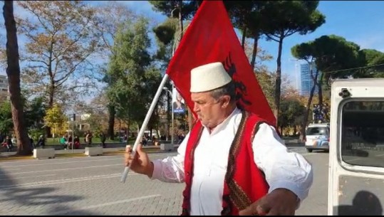‘A kanë sy me shiku dhe veshë me dëgju?’, me veshje popullore dhe flamur kuqezi, protestuesi në bulevard thirrje për liderët e BE-së
