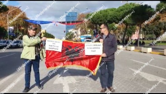 FOTOLAJM/ Protestuesit e thirrur nga Berisha: Samiti i Berlinit të na kërkojë falje, nuk njohu shqiptarët