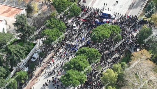 Opozita në Bulevard, në person qëllon me grusht Berishën! Protestuesit e rrahin rëndë, e dhunon bodyguardi i ish-Kryeministrit dhe Erzen Breçani