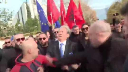 VIDEO/Protesta del jashtë kontrollit, një person e qëllon me grusht Berishën në fytyrë