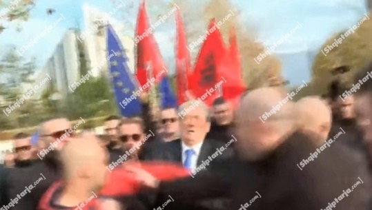 Një burrë qëllon me grusht në fytyrë Berishën, gjakoset ish-Kryeministri! Protestuesit e rrahin rëndë dhunuesin, në sherr edhe bodyguardi (VIDEO)