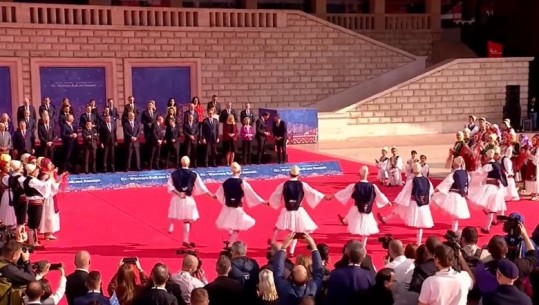 Koncert me valle popullore në samitin e BE, liderët europianë shijojnë traditën shqiptare