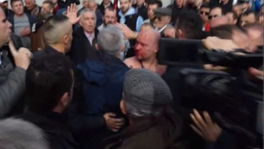 EMRI/ U hodh mes protestuesve, kush është personi që goditi me grusht Sali Berishën, arrestohet nga policia