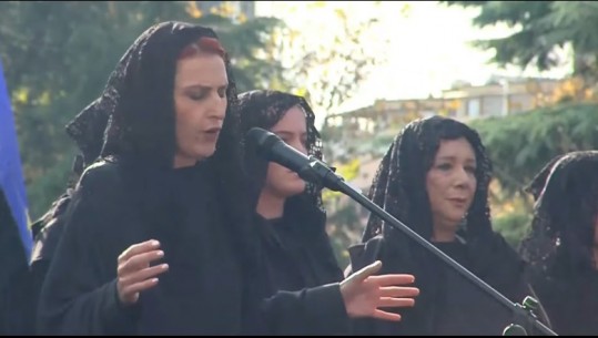 VIDEO/ 'Kortezhi i dhimbjes shqiptare', në protestën e Berishës këngë vaji nga gratë e veshura në të zeza! Mes tyre Adriana Kalaja