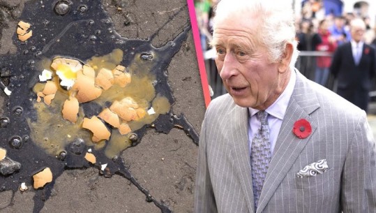Angli/ Po bënte shëtitje në qendër të qytetit, për të dytën herë mbreti Charles sulmohet me vezë (VIDEO)