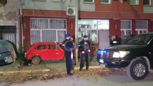 VIDEO/ Shpërthimet në Veri të Kosovës, KFOR-i, EULEX-i dhe policia rrethojnë zyrën e KKZ-së në Mitrovicën e Veriut! Dyshohet se brenda zyrave ka bombë 
