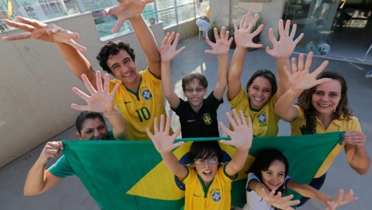 Duan t’i numërojnë kupat e botës me njërën dorë! Familja me gjashtë gishtërinj e bindur se Brazili fiton kupën e 6 në 'Katar 2022'