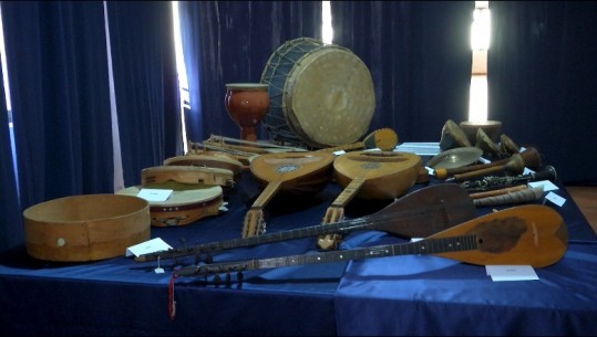 ‘Tinguj të heshtur’, ekspozohen 32 instrumente të vjetër muzikor të mbledhur prej ’47-ës!  Arkivit i dhurohet kabëza mbi njëshekullore, Minga rrëfen artefaktet
