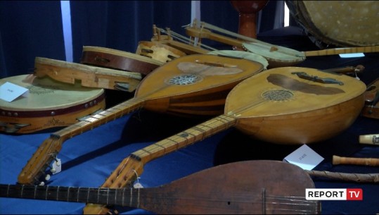 ‘Tinguj të heshtur’, ekspozohen 32 instrumente të vjetër muzikor të mbledhur prej ’47-ës! Arkivit i dhurohet kabëza mbi njëshekullore, Minga rrëfen artefaktet