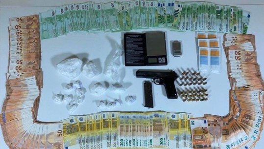 Armë, kokainë dhe 30 mijë euro të padeklaruara, arrestohet 39 vjeçari në Greqi! Sekuestrohet makina me të cilën shpërndante drogën
