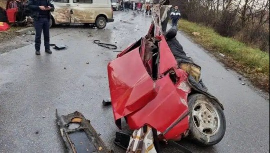 FOTO/ Aksident i frikshëm në Kosovë, makina ndahet në gjysmë nga përplasja e fortë! Vdes një person, plagosen 5 të tjerë