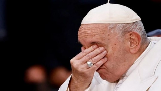Lufta/ Papa Françesku ‘shpërthen’ në lot teksa lutet për Ukrainën
