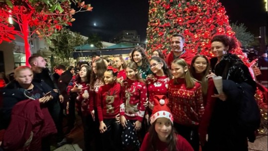 Ndizen dritat e pemës në Pazarin e Ri, Veliaj: Në çdo lagje të Tiranës ka gëzim