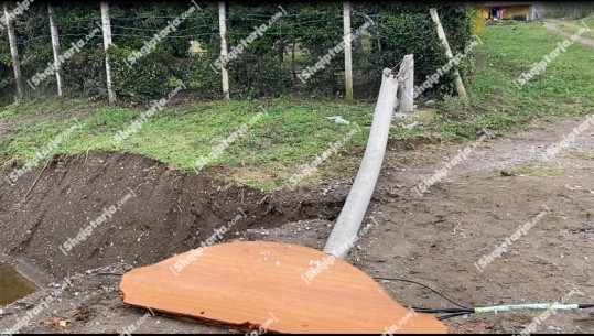 Eskavatori dëmton linjën elektrike në Rrilë të Lezhës! Shtylla dhe telat prej 4 ditësh në tokë, banorët në rrezik
