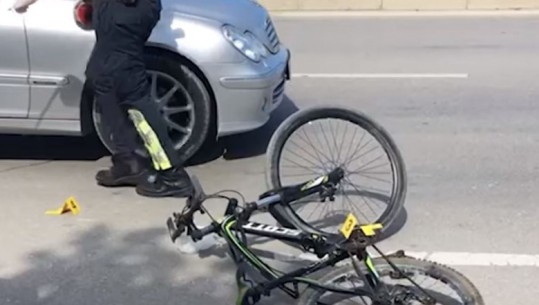 Sapo kishte parkuar dhe hap derën e makinës, kur një 21-vjeçar po lëvizte me biçikletë, arrestohet shoferi i mjetit! I riu dërgohet te Trauma                