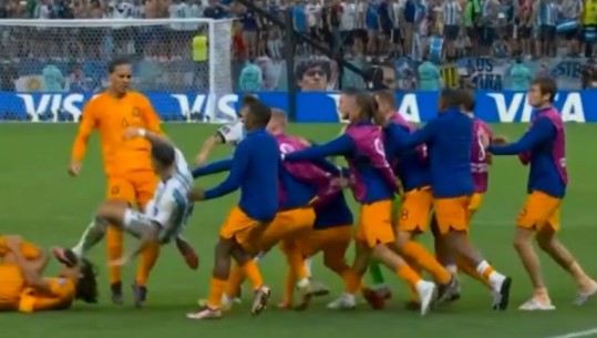 VIDEO/ Dhunë në fundin e ndeshjes, van Dijk plas në tokë lojtarin e Argjentinës! Stafet nuk përmbahen