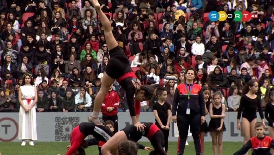 VIDEO/ Akrobaci dhe kërcime, fëmijët e veshur kuqezi dhurojnë spektakël në stadiumin 'Air Albania'