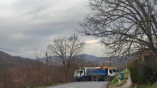 Dëgjohen sirena në veri të Kosovës, ka bllokime rrugësh! Serbët mblidhen në Rudarë