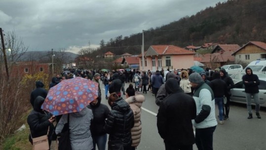 Serbët mbushin rrugët në veri të Kosovës, u kërkohet edhe mjekëve dhe mësuesve të bojkotojnë punën