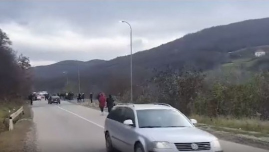 VIDEOLAJM/ Me qindra serbë mbushin rrugët, dalin pamjet e bllokimeve në veri të Kosovës