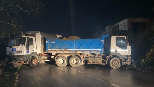 FOTO/ Serbët bllokojnë rrugët në veri, me kamionët që i morën donacion nga BE-ja