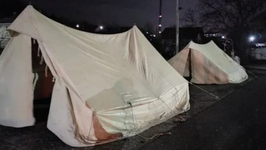 Serbët nuk heqin dorë nga bllokimi i rrugëve në veri të Kosovës, ngrejnë tenda pranë barrikadave