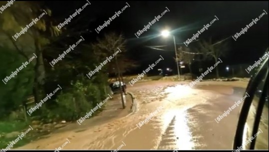 Reshjet e shumta të shiut bllokojnë qarkullimin në rrugët kryesore të Gjirokastrës, ‘Përroi i Çullos’ del nga shtrati dhe izolon lagjen 'Gërhot'