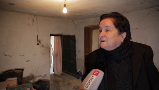 72-vjeçarja nga Elbasani jeton e vetme në shtëpinë e dëmtuar, apeli për ndihmë: Marr 10 mijë lekë pension, më sjell ushqim vëllai