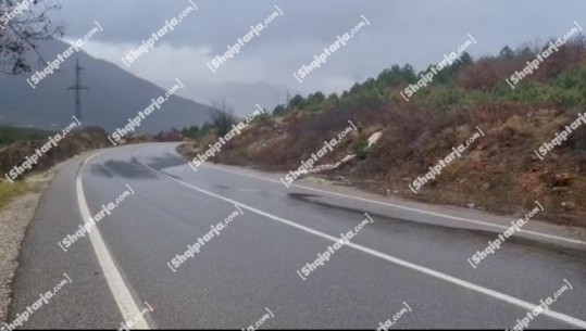Reshjet e shiut, probleme në lëvizjen e mjeteve në rrugën e Arbrit, pranë pishave në Bulqizë