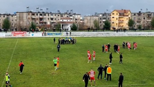 VIDEO/ Skandaloze në Kategorinë e Parë të futbollit shqiptar, përleshje në mes të ndeshjes! Gjakosen futbollistët